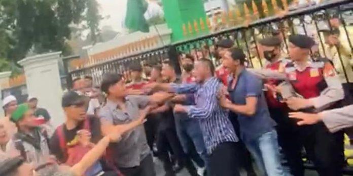 Menteri Bahlil Sewa Preman Bayaran Bubarkan Aksi HMI Bela Rempang